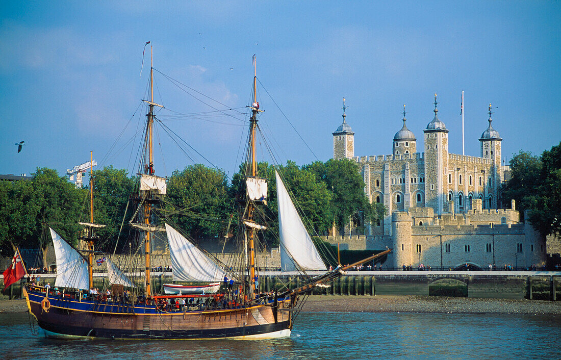 Traditionelles hölzernes Segelschiff vor dem Tower of London