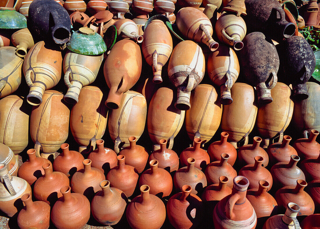 Keramische Töpfe und Vasen bei Merket