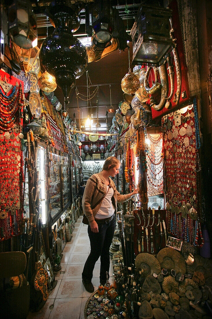 Junge Frau beim Einkaufen für Perlen in der Medina.