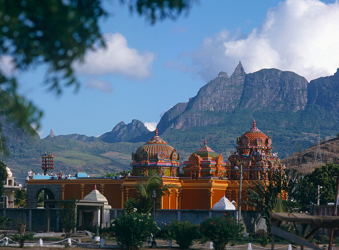 Hindu-Tempel am Fuße der Berge