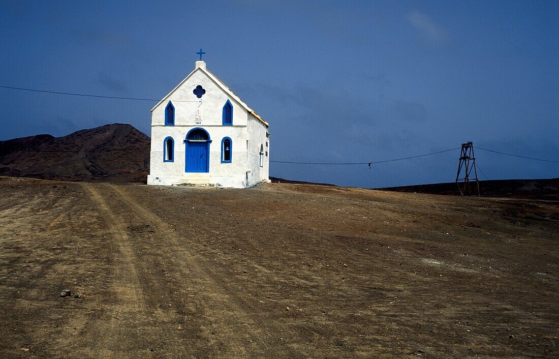 Kleine weiße Kirche in abgelegener Wüstenlandschaft