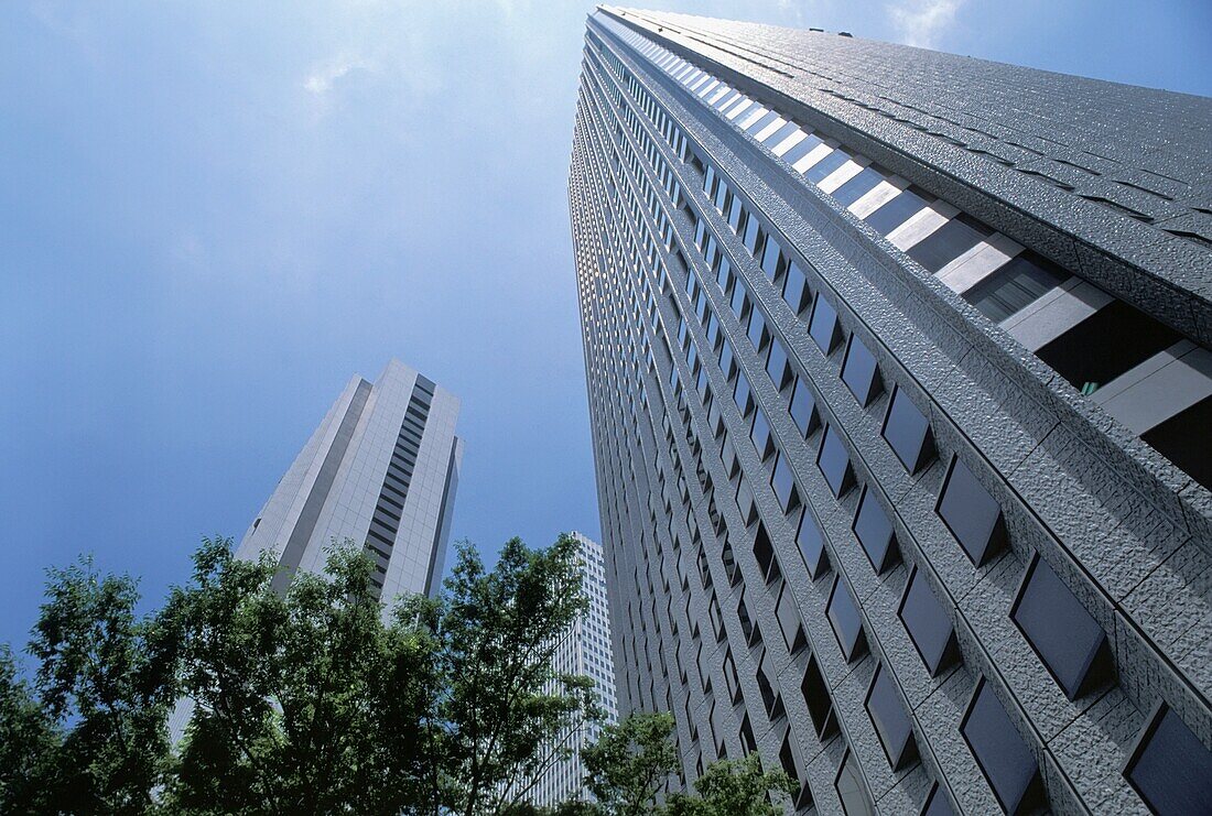 Bürogebäude in Shinjuku, niedriger Blickwinkel