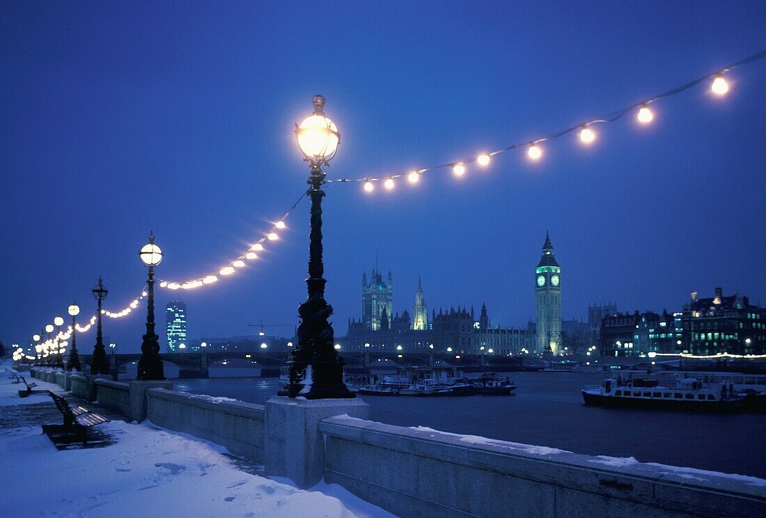 Houses Of Parliament und Themse im Schnee