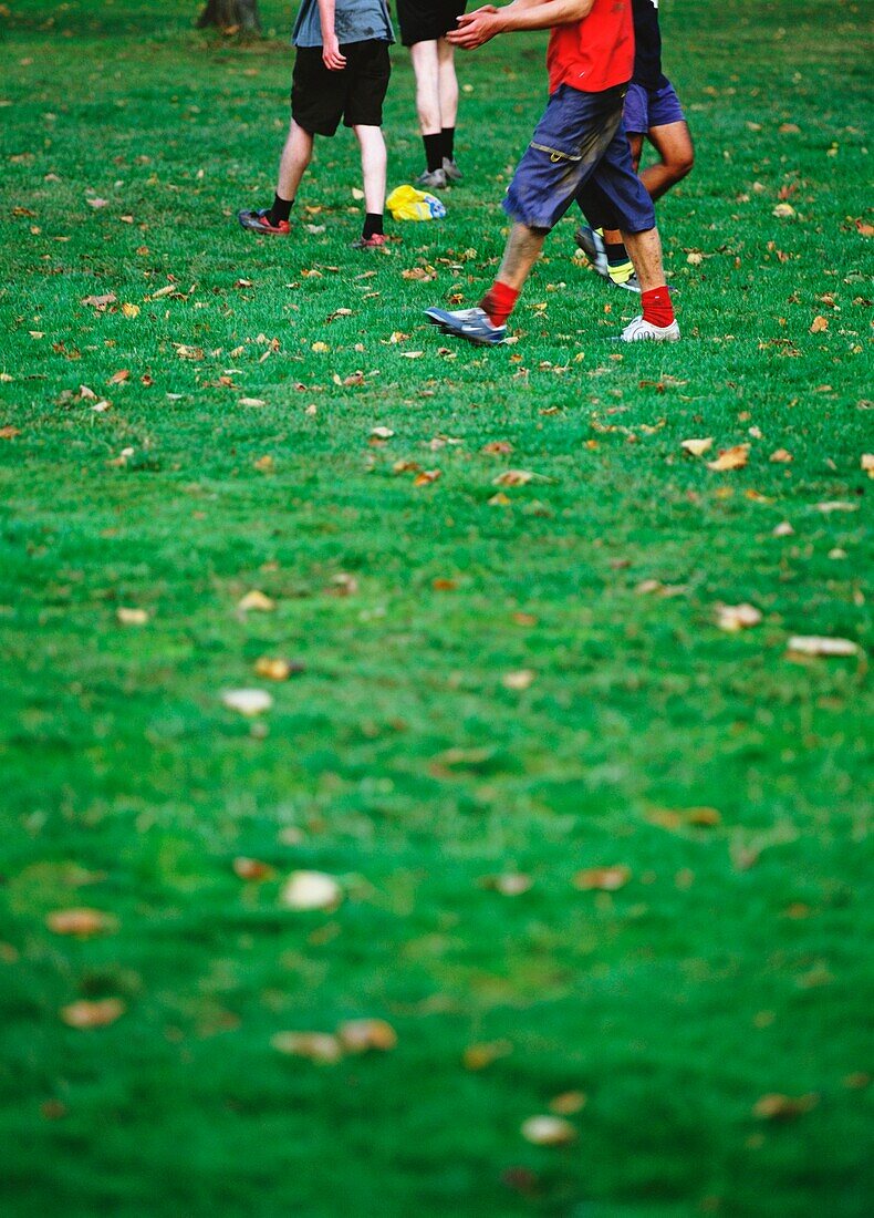 Vier Kinder beim Fußballspielen im Hyde Park