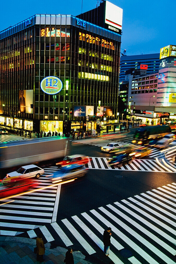 Verkehr an einer belebten Sukiyabashi-Kreuzung, Blick von oben