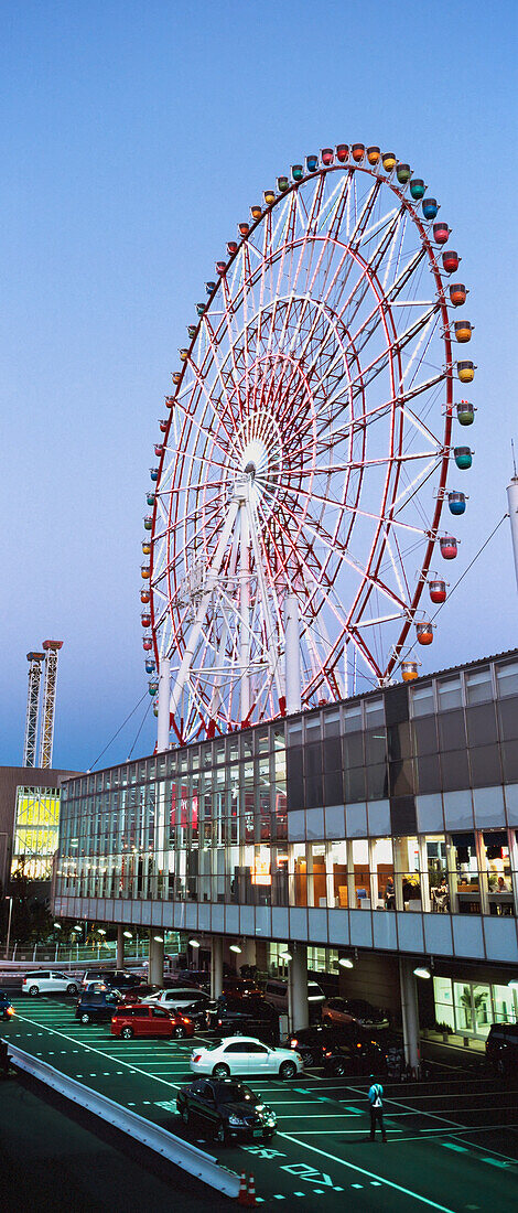Ein großes Riesenrad über Palette Town, Odaiba Island.