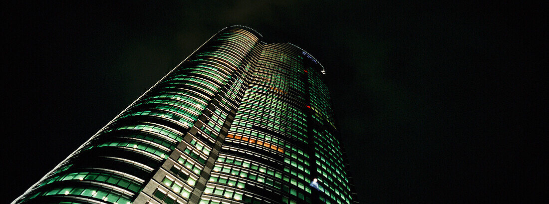 Mori Tower bei Nacht, niedriger Blickwinkel