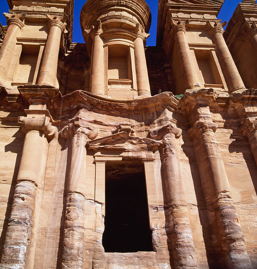 Ein in Fels gehauenes Kloster in Petra.
