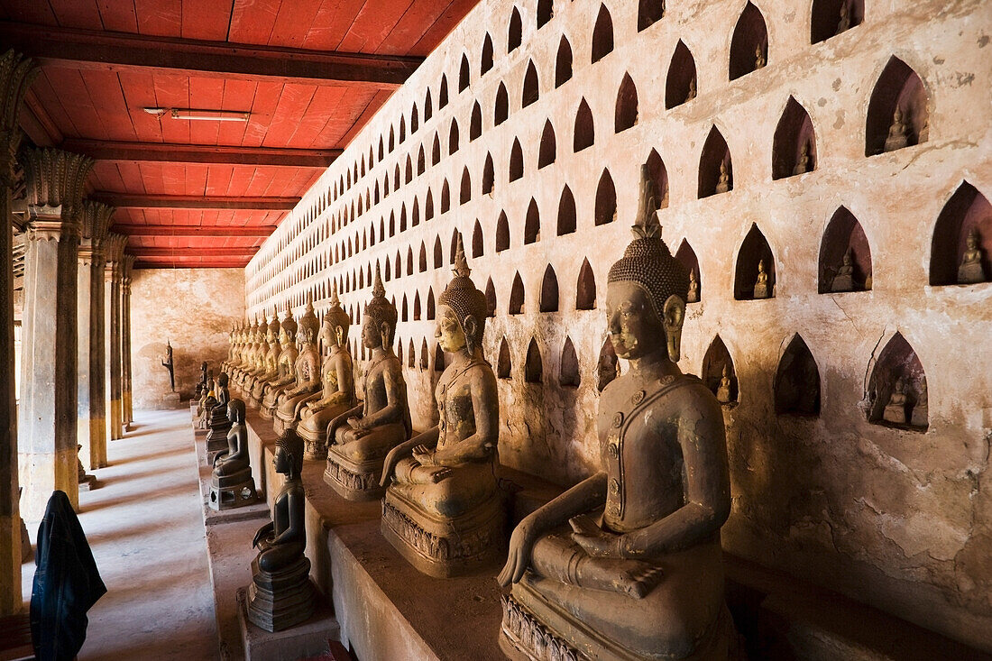 Kreuzgang mit über 2000 silbernen und keramischen Buddhas in kleinen Nischen.