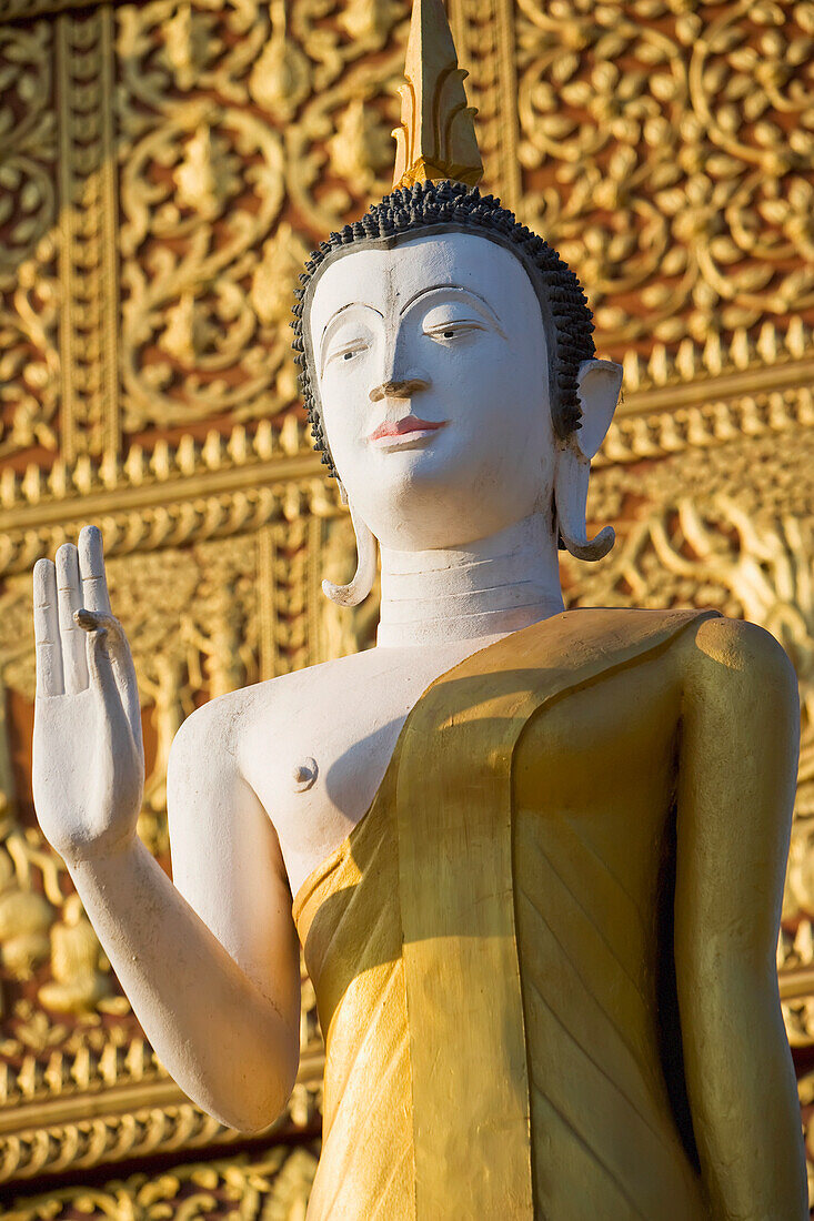 Buddha-Statue im Wat That Luang Tai.