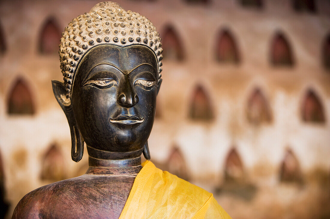 Kreuzgang mit über 2000 silbernen und keramischen Buddhas in kleinen Nischen.