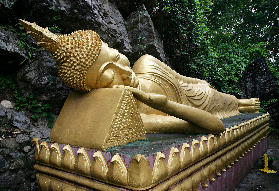 Große goldene Buddha-Statue auf dem Phu Si-Hügel