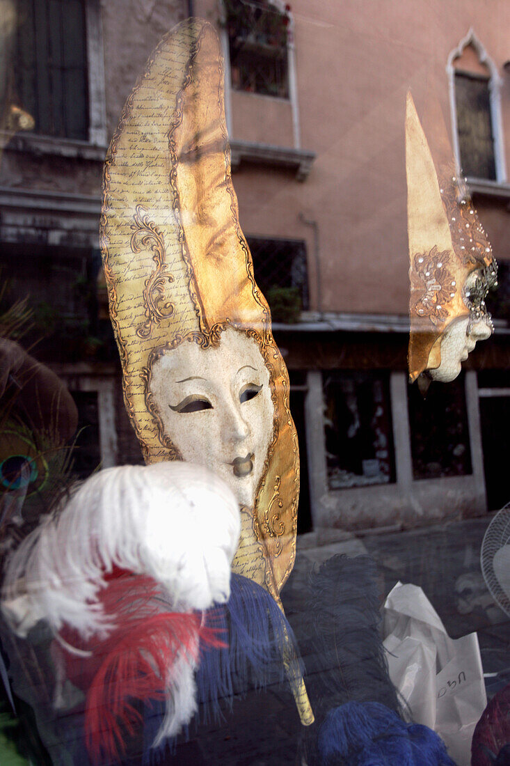 Karnevalsmaske im Schaufenster, Nahaufnahme