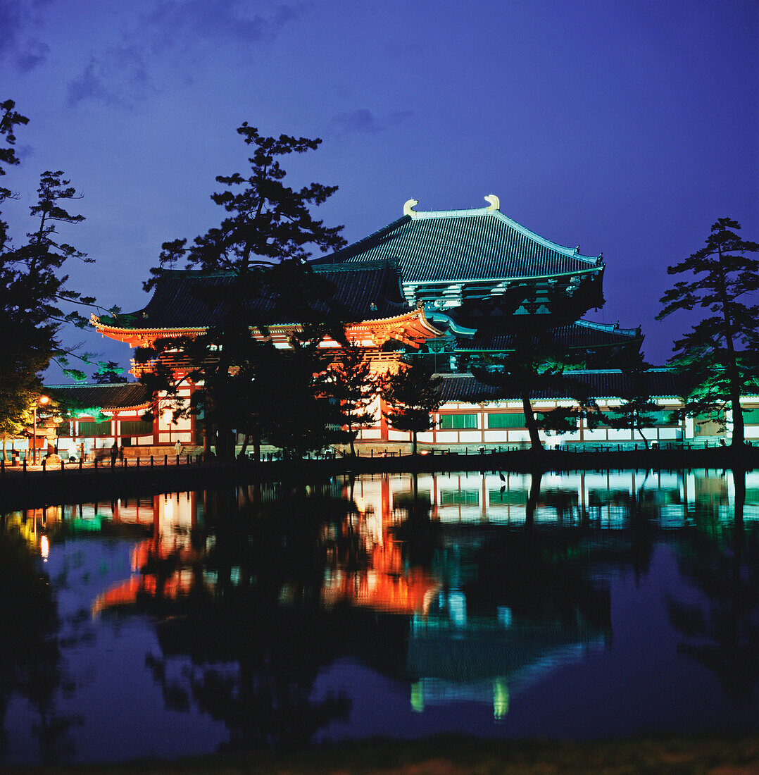Todaiji-Tempel bei Nacht