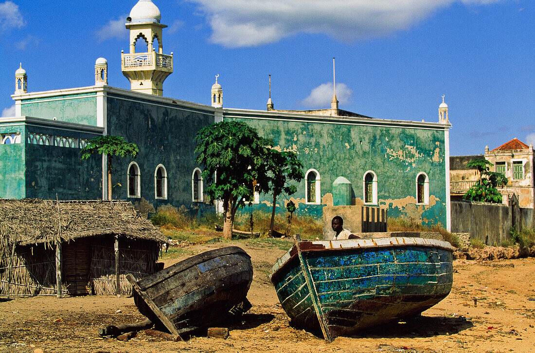Fischerboote vor der Moschee