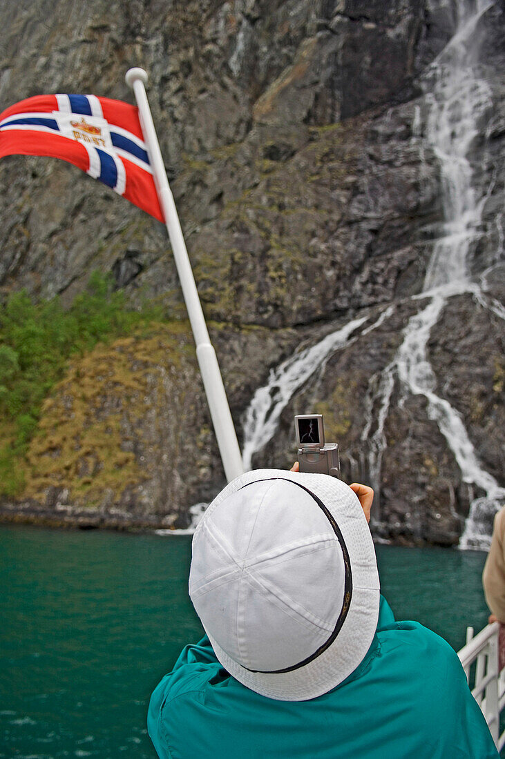 Person filmt Wasserfall