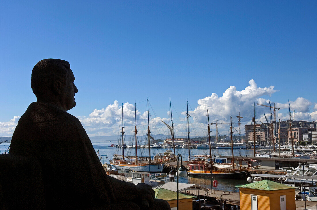 Eine Statue eines Mannes blickt auf den Hafen von Oslo