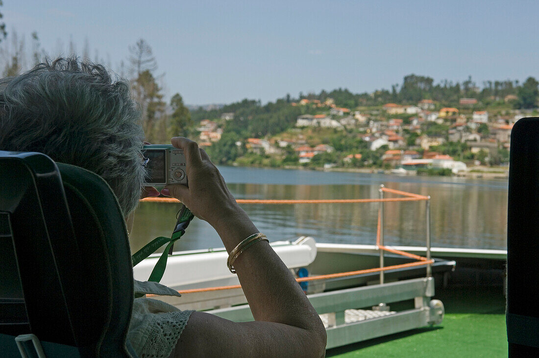 Eine Frau Passagier Flusskreuzfahrt nimmt ein Foto von der Landschaft