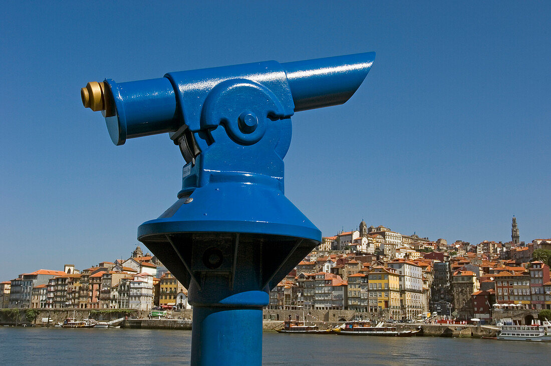 Ein blaues Touristen-Teleskop neben dem Kai von Oporto