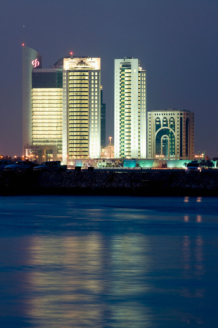 Doha Bay Waterfront Skyline in der Abenddämmerung.