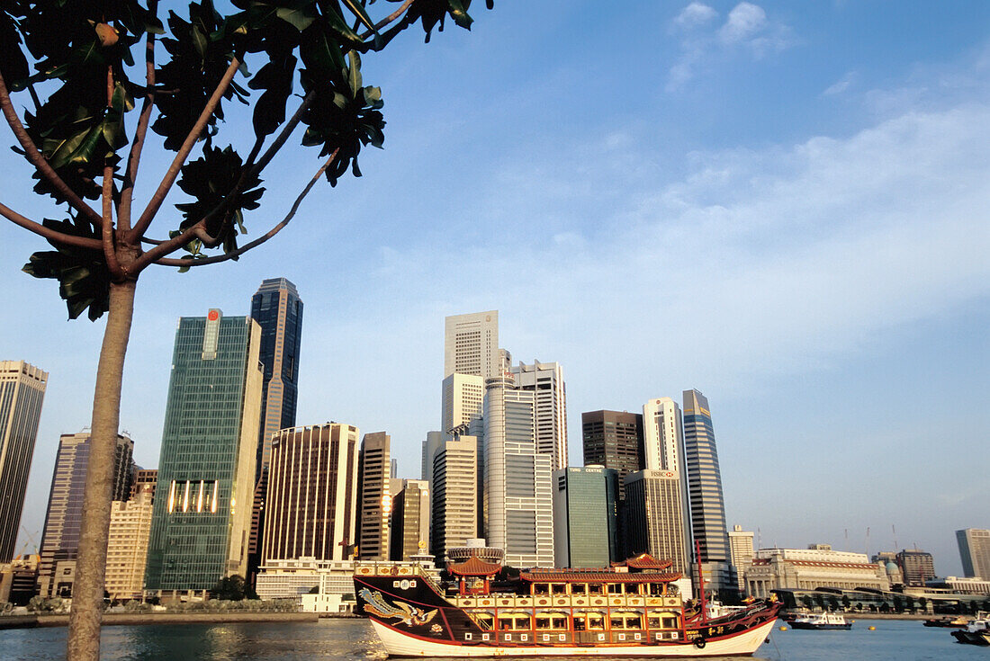 Eine chinesische Dschunke vor der Skyline von Singapur