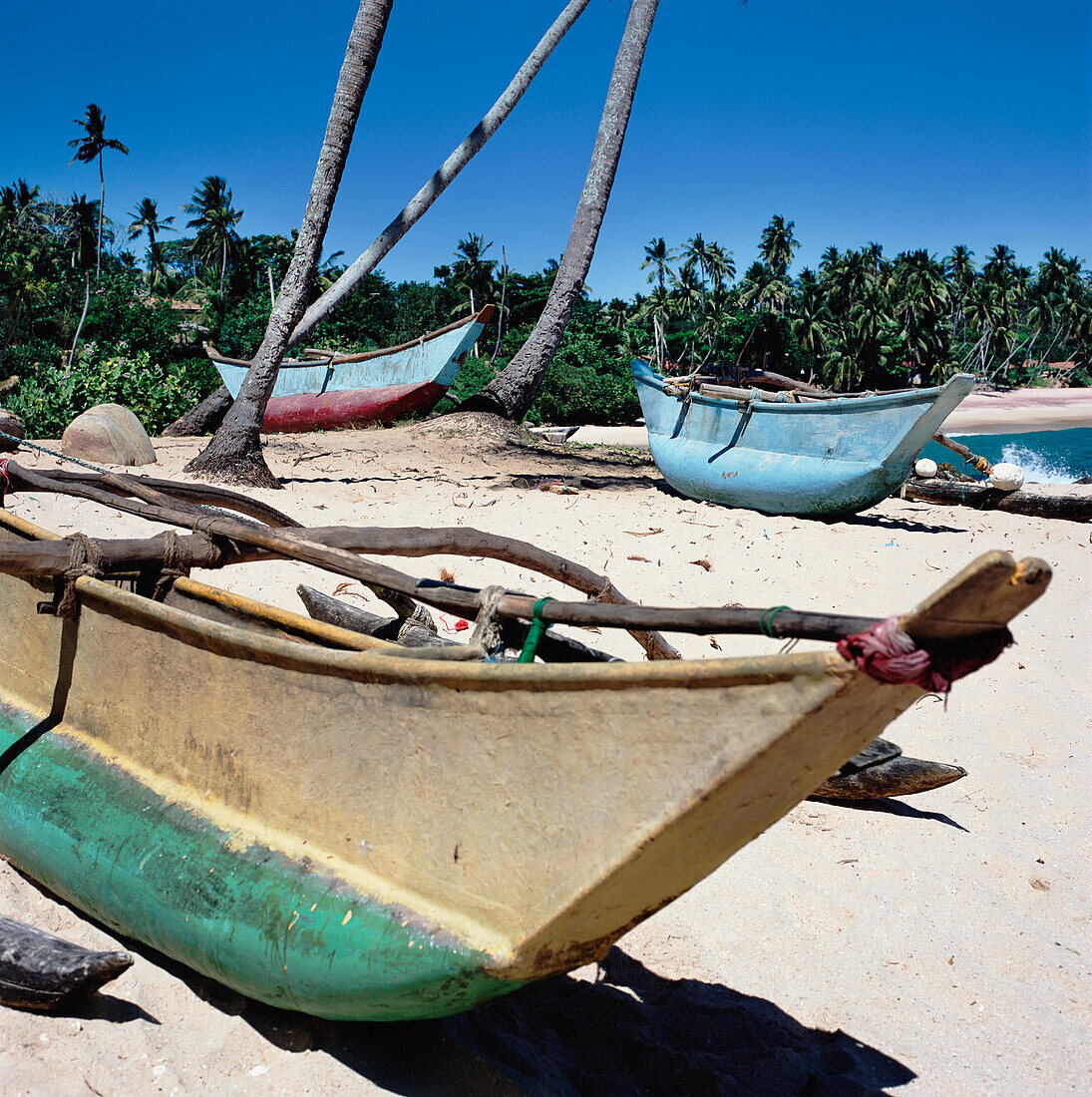 Fischerboote und Katamarane, Strand von Tangalle