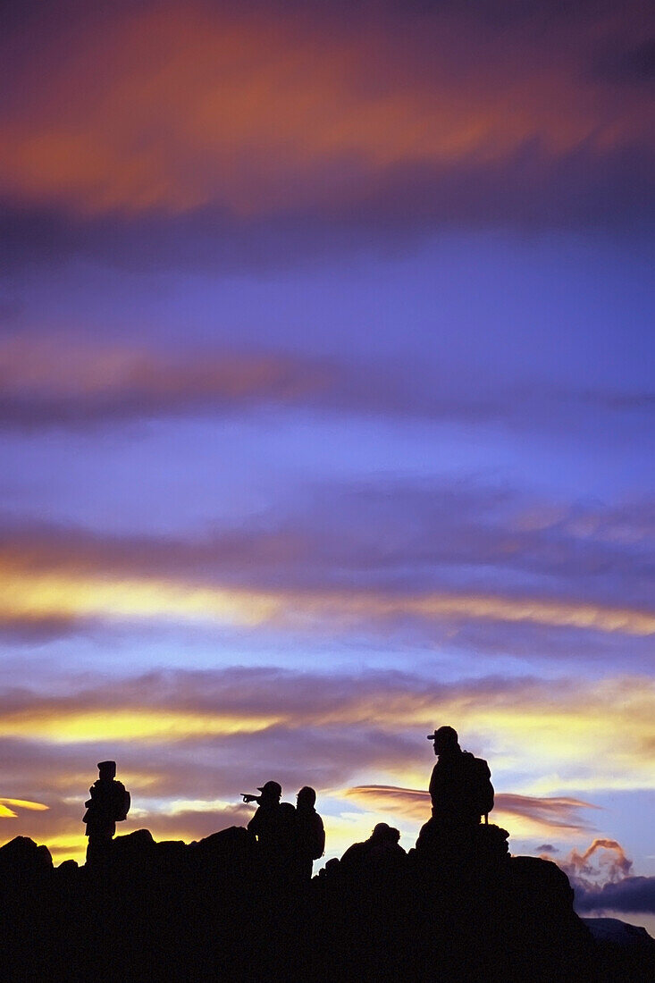 Menschen in Silhouette mit Blick auf den Sonnenaufgang vom Gornergrat