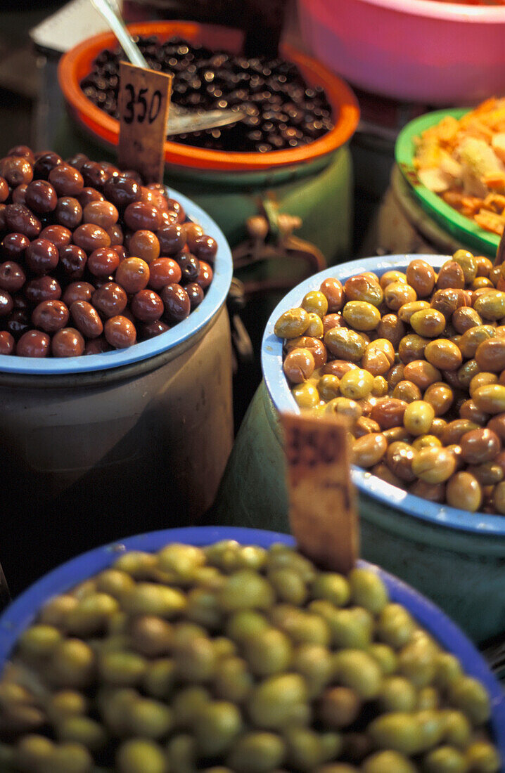 Oliven in Gläsern auf einem Markt, Nahaufnahme