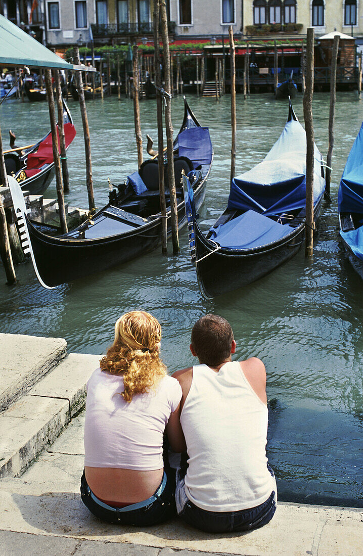 Paar an den Ufern des Canal Grande in der Nähe des Rialto