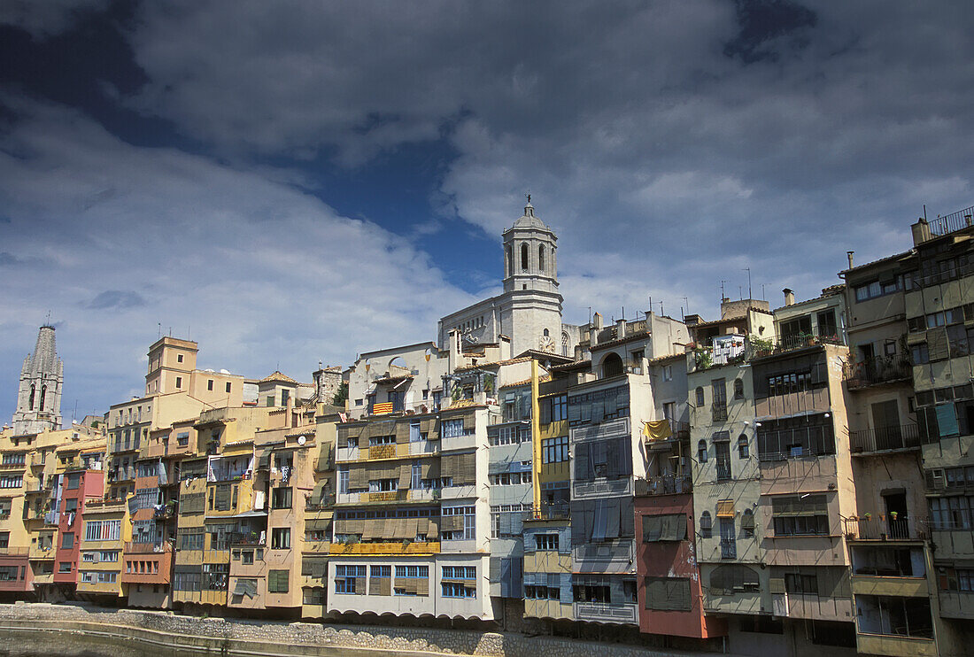 Riverside Apartments mit Blick auf einen Fluss in Katalonien