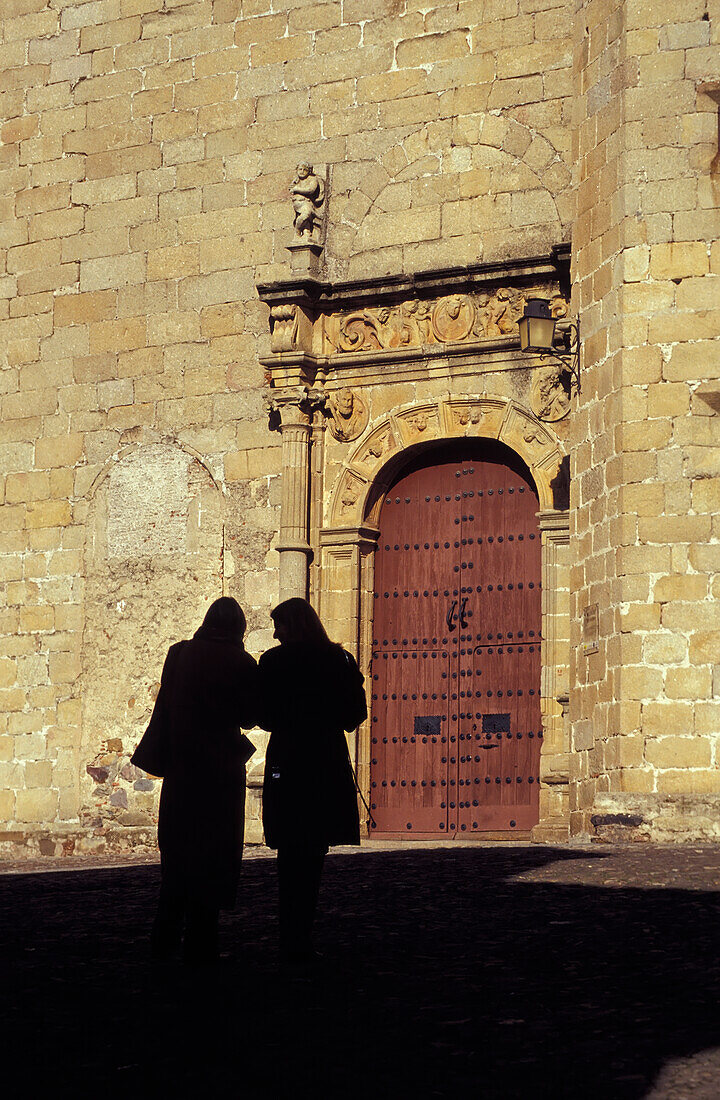 Silhouetten vor einem mittelalterlichen Tor