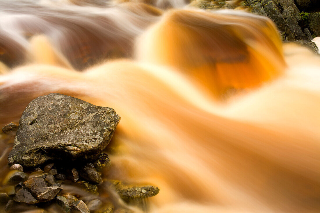 Felsen und rauschendes Wasser des Carding Mill Brook nach heftigen Sommerregen, Country Harbour Wilderness, Neuschottland