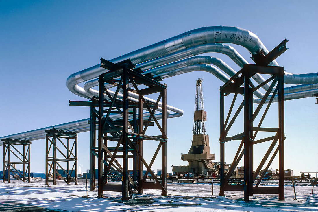 Ölbohrinsel und Pipeline am Nordhang der Prudhoe Bay in der Arktis