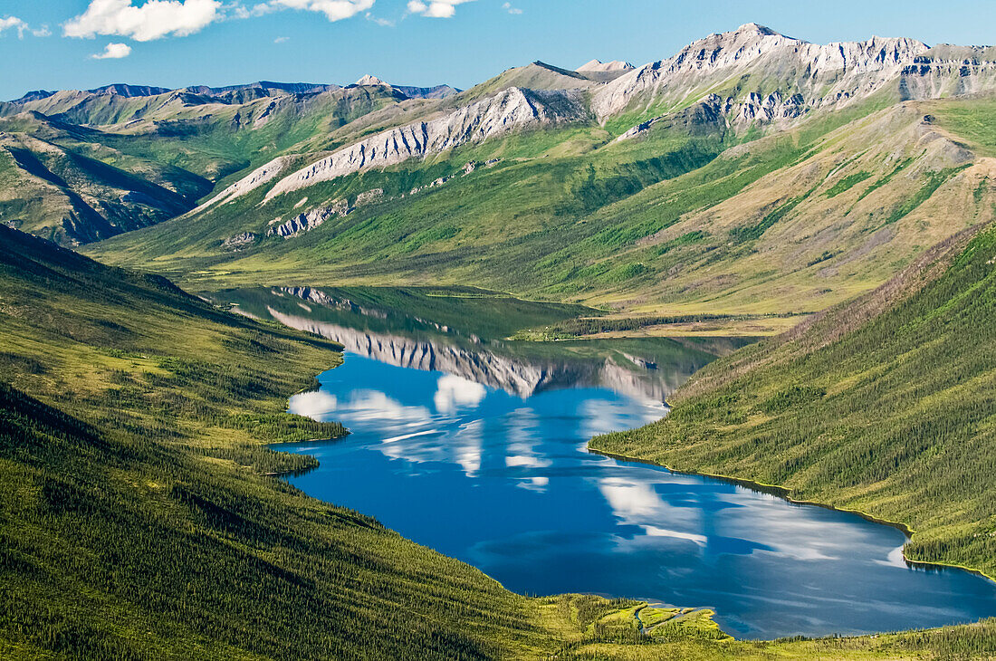 Luftaufnahme des blauen Himmels, der sich im klaren Wasser des Wild Lake spiegelt, nördlich von Bettles, Arctic Alaska, Sommer
