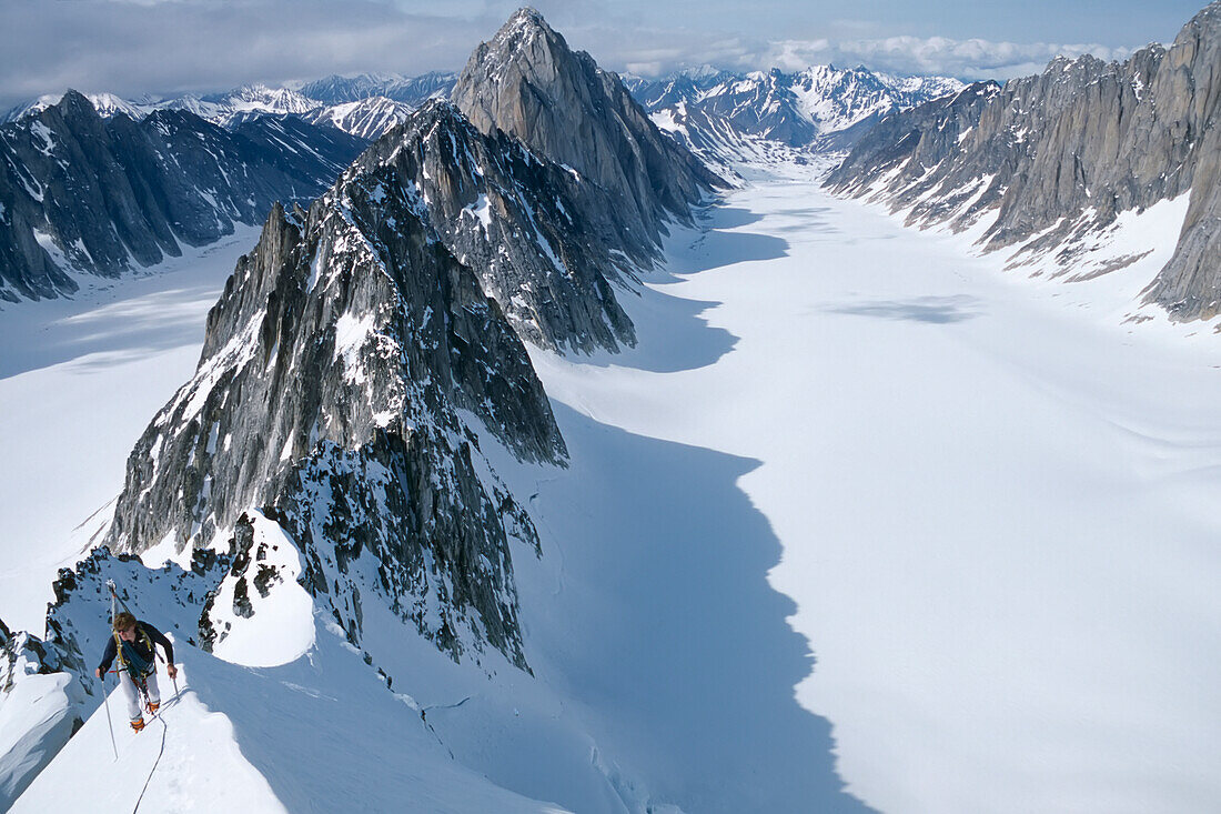 Bergsteiger klettern auf schmalem Grat in Kichatna Mtns Denali National Park Interior Alaska Winter