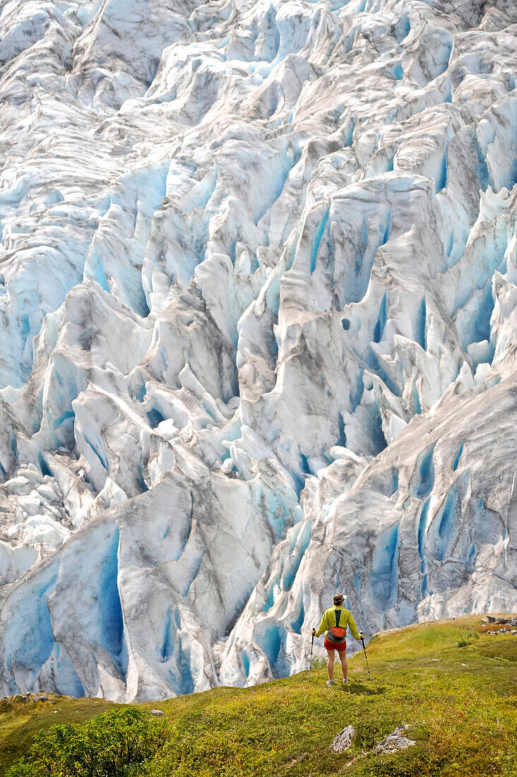 Frau wandert entlang des Exit Glacier im Harding Icefield, Kenai Fjords National Park, Kenai Peninsula, Southcentral Alaska, Sommer