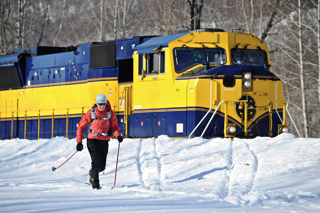 Skilangläufer in der Nähe der Strecke während des jährlichen Skizugs der Alaska Railroad zur historischen Stadt Curry, Süd-Zentral-Alaska, Frühling