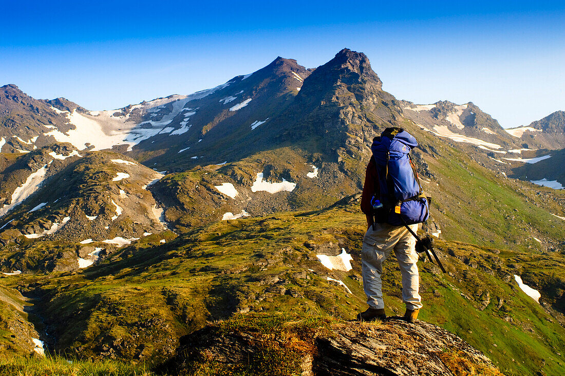 Ein Mann beim Rucksacktourismus in der Nähe des Hatcher Pass in den Talkeetna Mountains, Süd-Zentral-Alaska