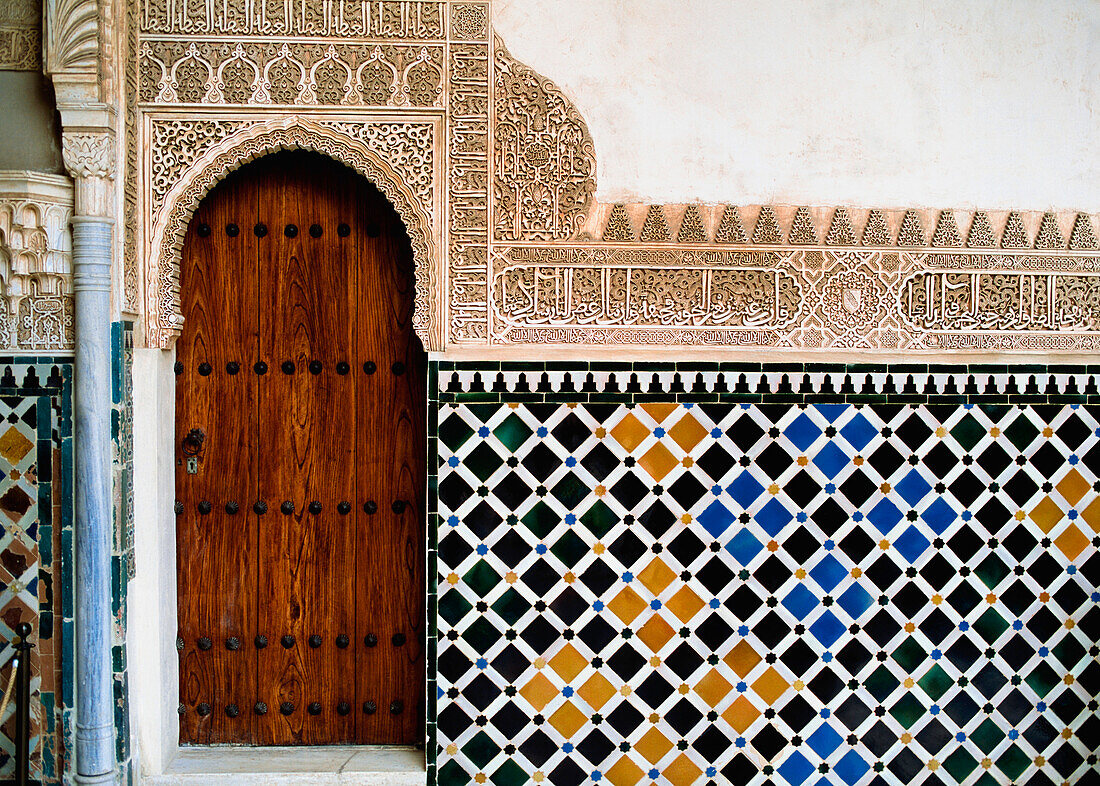 Detail einer Tür im Alhambra-Palast