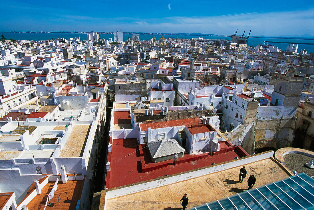 Dächer von Cádiz mit dem Meer im Hintergrund, erhöhter Blick