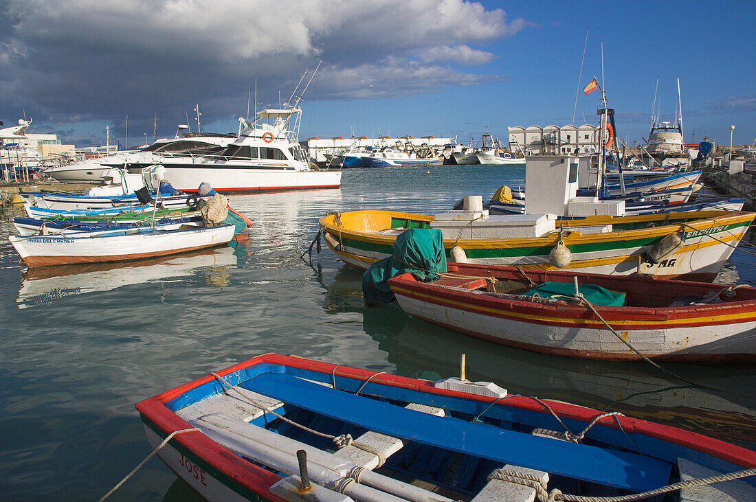 Fischerboote und Yachten im Hafen