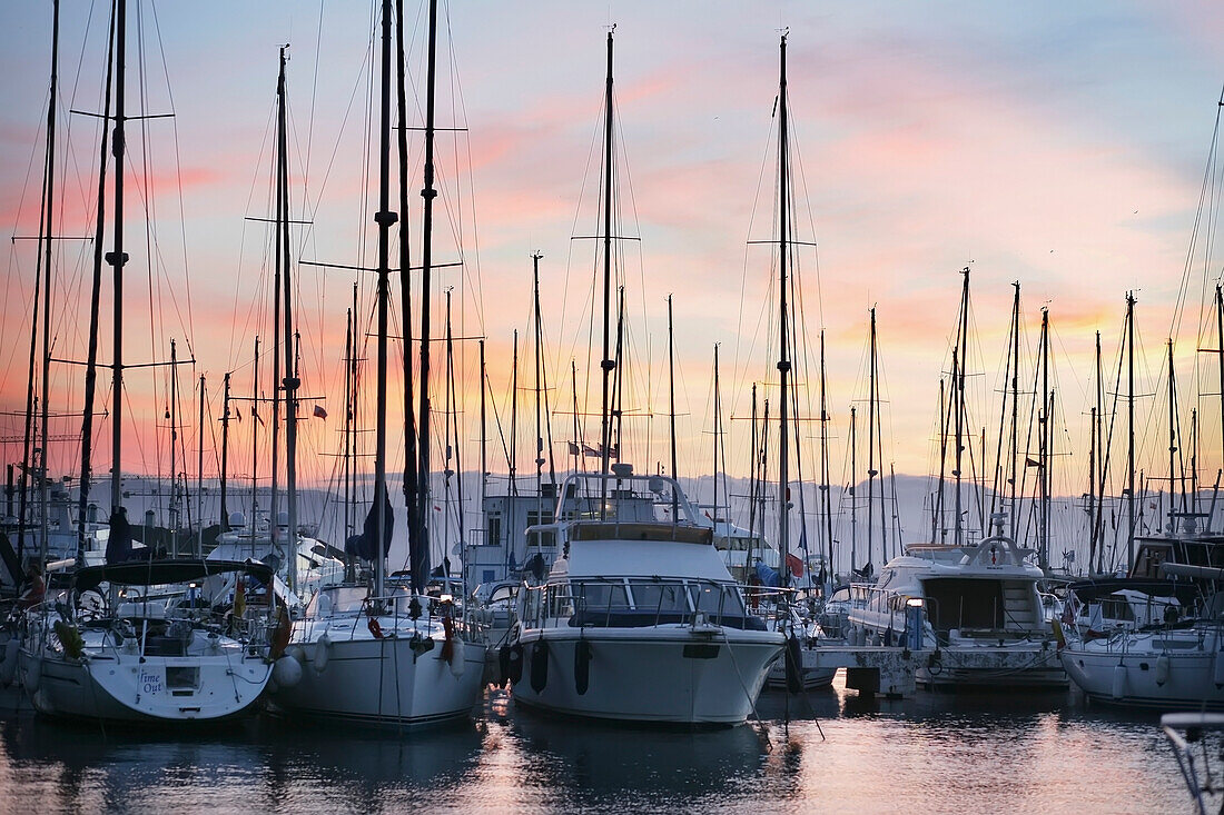 Yachten und Boote in der Marina Bay bei Sonnenuntergang