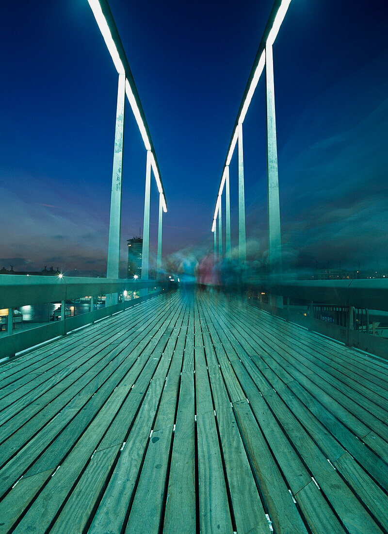 Menschen auf Drehbrücke in der Abenddämmerung, unscharfe Bewegung
