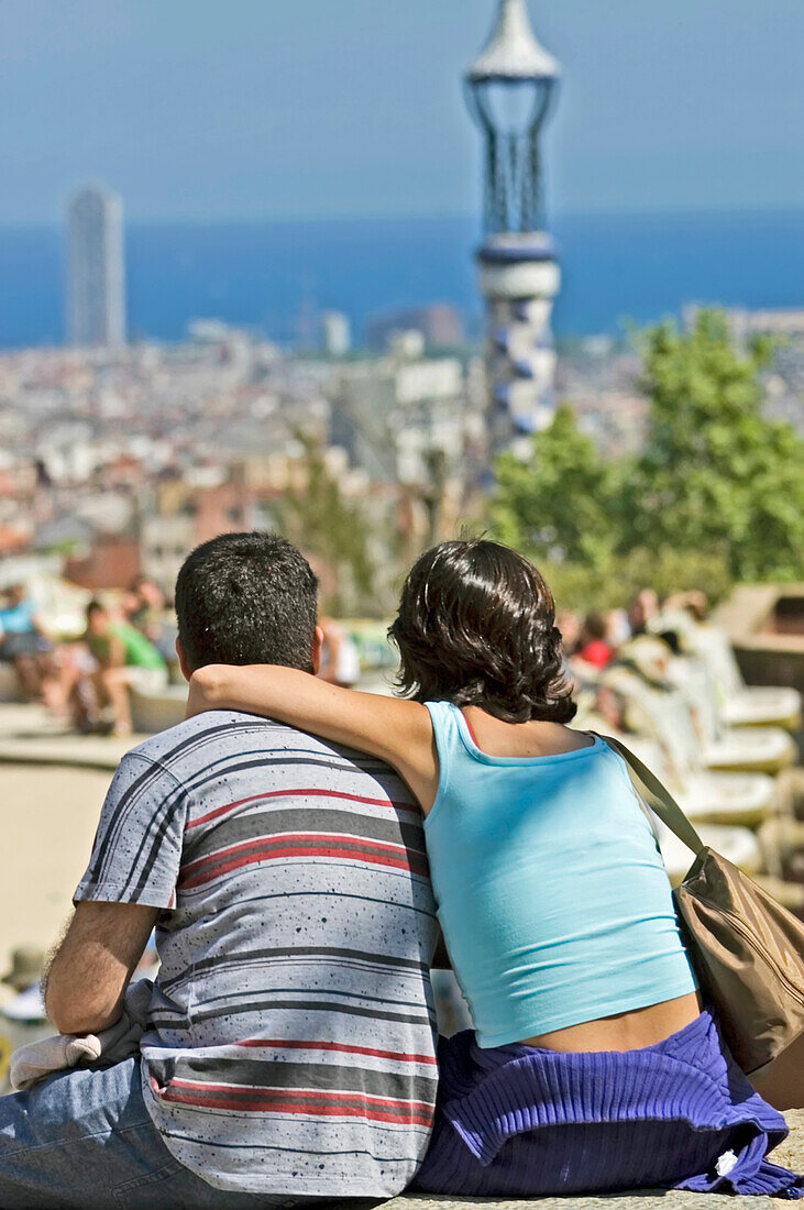 Ein junges Paar bewundert die Aussicht im Park Guell