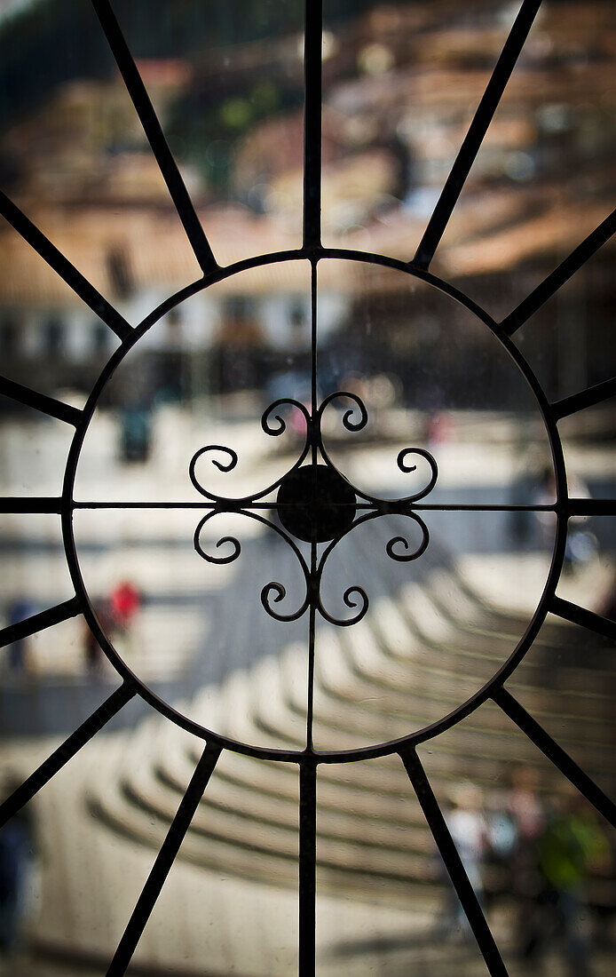 Blick durch ein schwarzes Metalldekorationsstück an einem Fenster; Cuzco peru