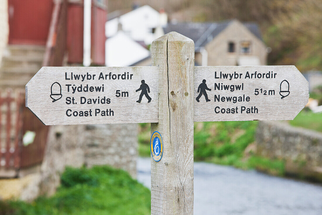 Ein Holzschild und ein Pfosten für Wanderwege; Wales