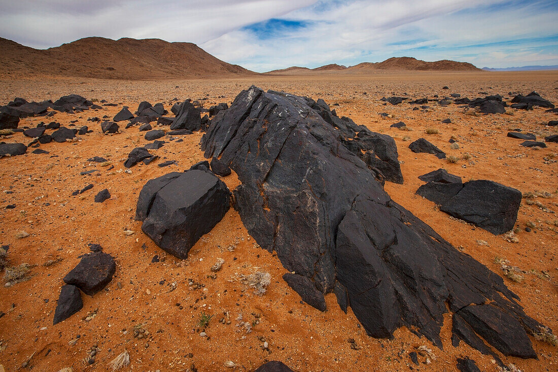 Pechschwarze Felsen in der Wüste; Klein-aus vista namibia