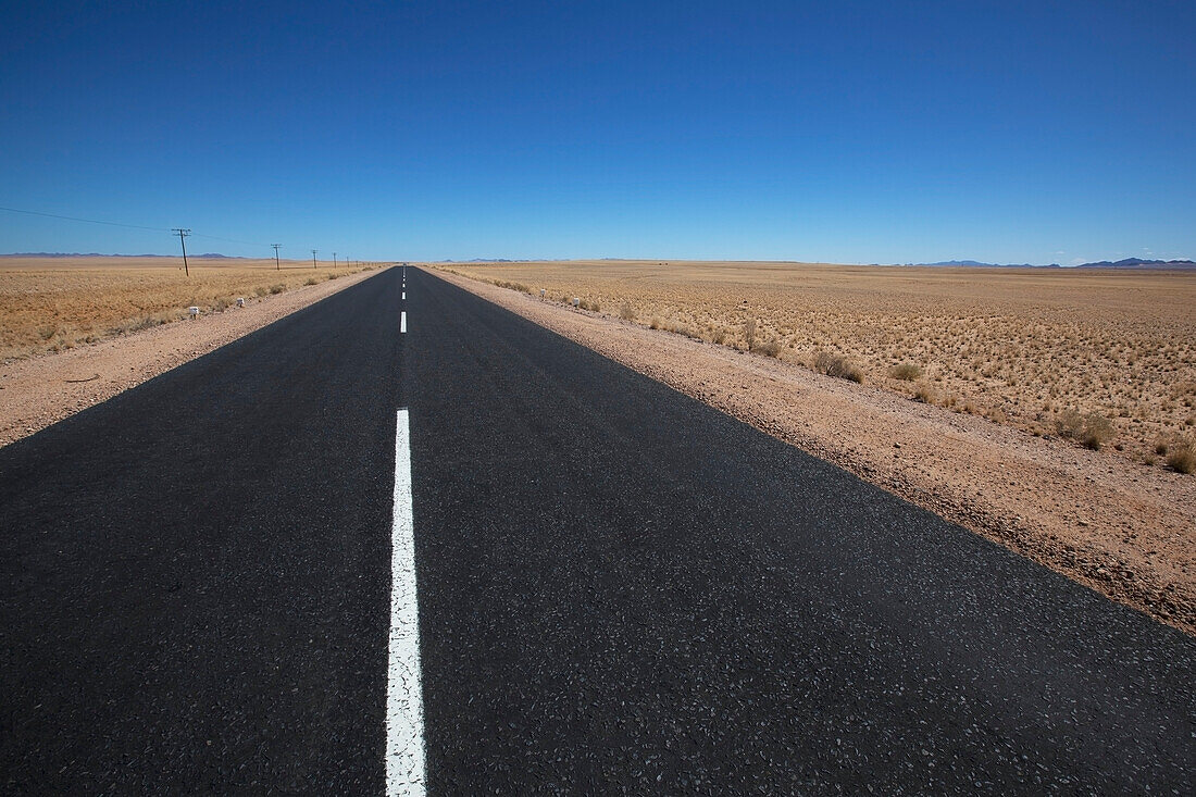 Weiße Linie auf einer gepflasterten Straße in der Wüste; Garub namibia