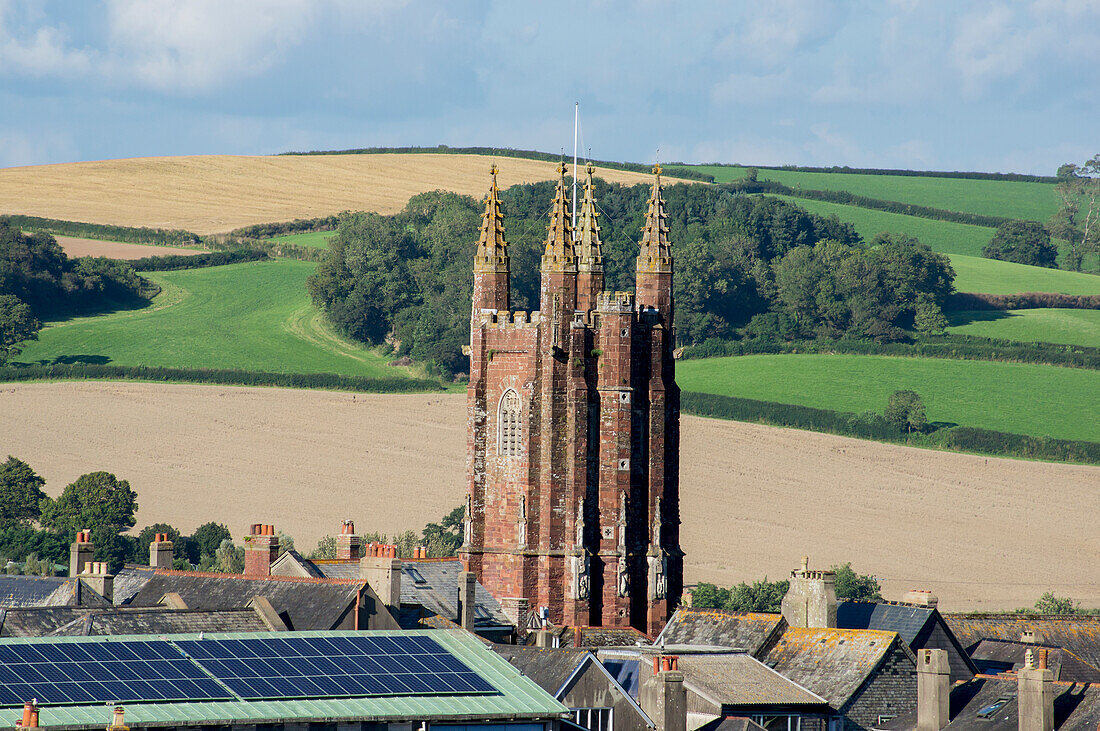 Turm der Stadtkirche von Totnes; Devon, England