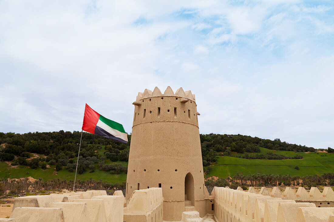 Mezaira Fort und Uae-Flagge; Liwa-Oase, Abu Dhabi, Vereinigte Arabische Emirate